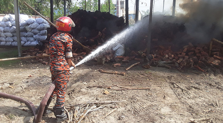 গোবিন্দগঞ্জে অবৈধ কাঠকয়লার ৯টি কারখানা গুড়িয়ে দিল প্রশাসন